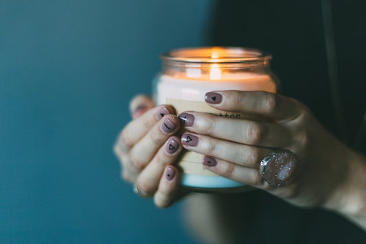 "Scented Candles vs Essential Oils: Which is Better for Your Well-being?"